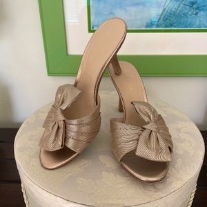 PELLE MODA SHIMMER BOW HEEL MULE SANDAL, 7M